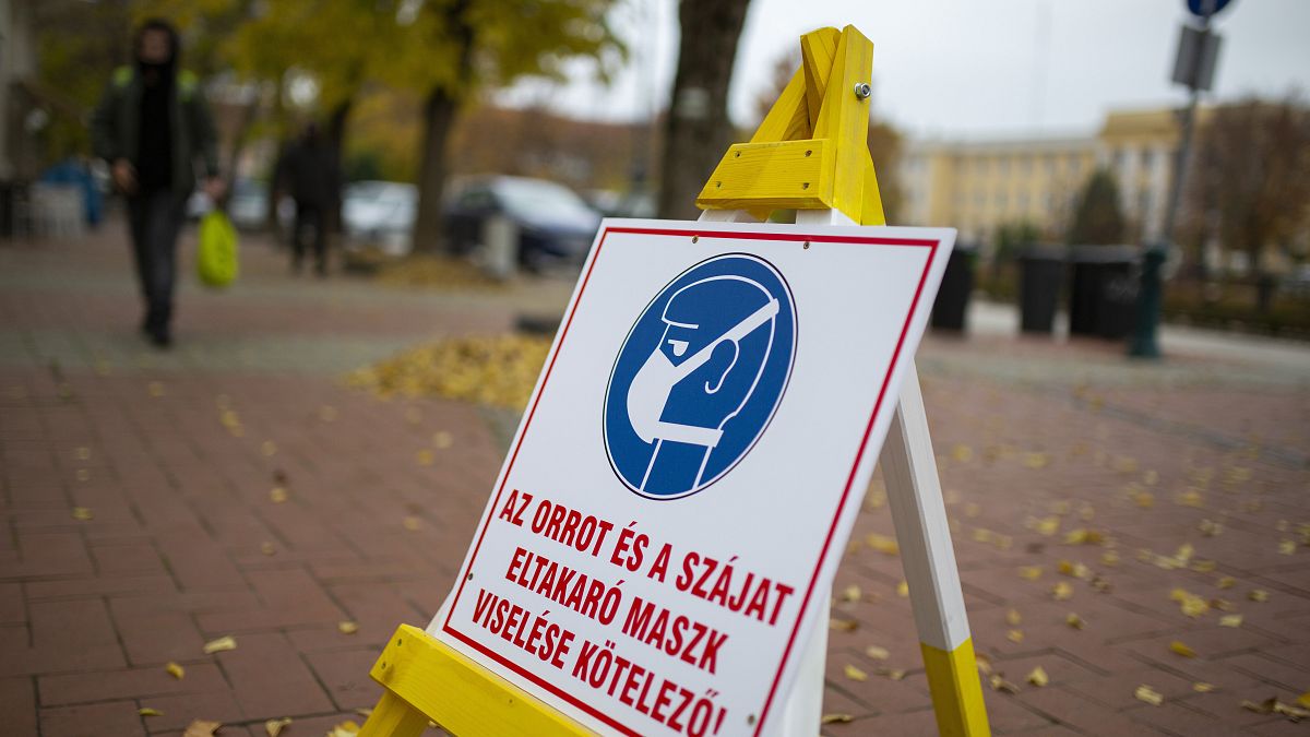 ARCHÍV: védőmaszk viselésére felszólító tábla Nagykanizsán, 2020. november 13-án.