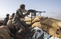 مقاتل يمني تابع للقوات الحكومية المدعومة من قبل التحالف بقيادة السعودية بالقرب من مأرب