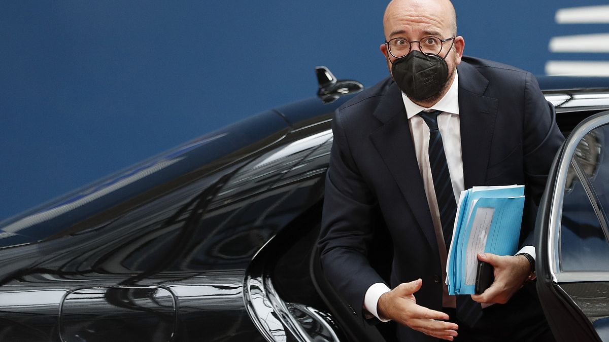 رئيس المجلس الأوروبي، شارل ميشيل، يترجل من سيارته ليدخل إلى مقّر القمة الأوروبية في بروكسل 24 حزيران/يونيو 2021