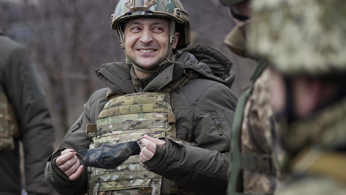Volodimir Zelenszkij meglátogatta az oroszbarát szeparatisták ellen harcoló katonákat a donyecki régióban 2021.február 11-én
