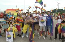 شاهد: ألوان قوس قزح تضيء الملاعب الألمانية دعما للمثليين