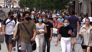 Gente con mascarilla en España