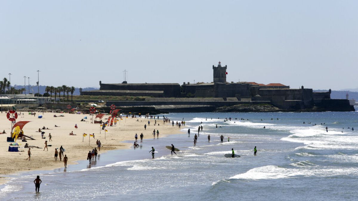 Strand in Cascais in Portugal - Deutschland verschärft Reiseregeln für das Land