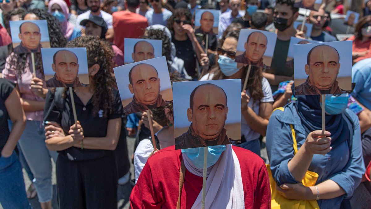 Filistinli yüzlerce kişi, muhalif aktivist Nizar Benat'ın gözaltına alındıktan sonra hayatını kaybetmesine tepki gösterdi