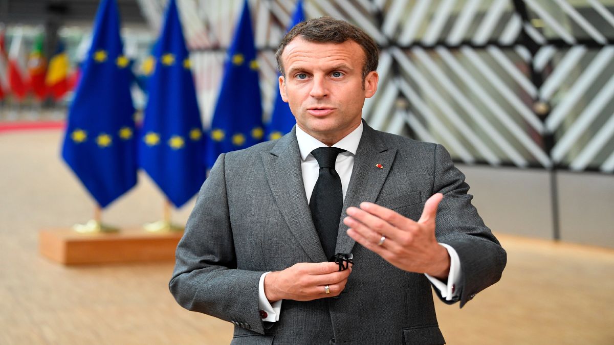 الرئيس الفرنسي يتحدث إلى وسائل الإعلام لدى وصوله إلى المجلس الأوروبي للمشاركة في القمة الأوروبية 24 حزيران/يونيو 2021