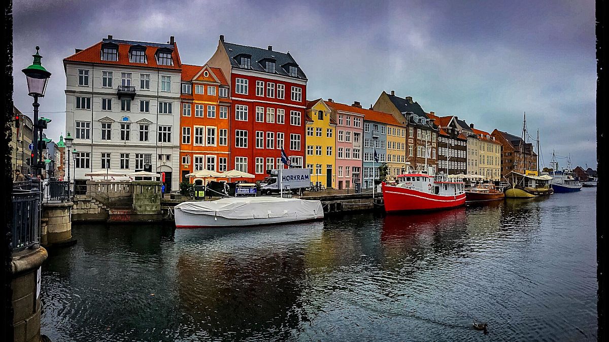 Kopenhag'ın şehir merkezinde yer alan Nyhavn (Yeni liman) bölgesi, turistlerin en çok ziyaret ettiği yerlerin baında geliyor.