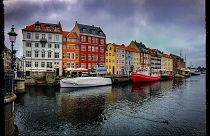 Kopenhag'ın şehir merkezinde yer alan Nyhavn (Yeni liman) bölgesi, turistlerin en çok ziyaret ettiği yerlerin baında geliyor.