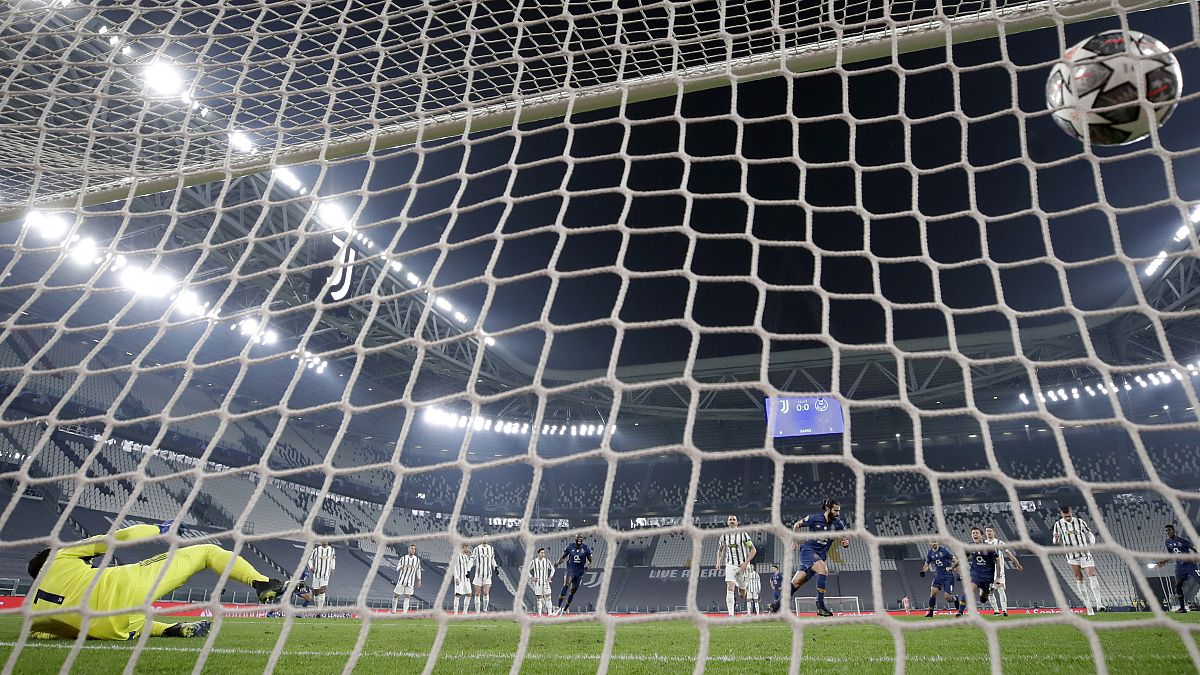 Sergio Oliveira, de Porto marque contre la Juventus de Turin à Turin lors des 16 de finale de la Ligue des Champions, le 9 mars 2021