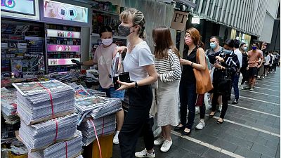 العشرات في هونغ كونغ ينتظرون الحصول على صحيفة "آبل ديلي" المؤيدة للديمقراطية