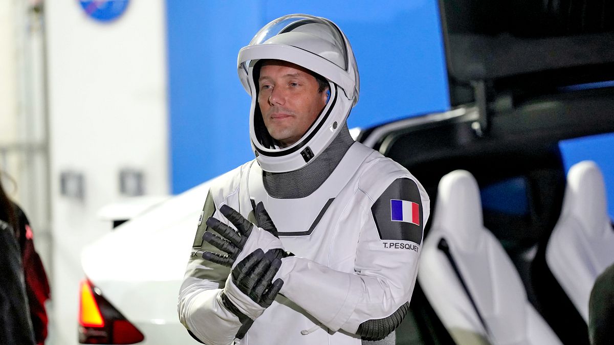 A francia Thomas Pesquet, az Európai Űrügynökség űrhajósa várakozik a kilövés előtt a floridai Cape Canaveral űrközpontban 2021. április 23-án