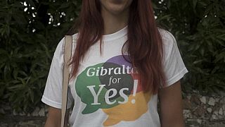 Une femme portant un t-shirt sur lequel on peut lire "Gibraltar pour le oui" devant un bureau de vote à Gibraltar, 24 juin 2021