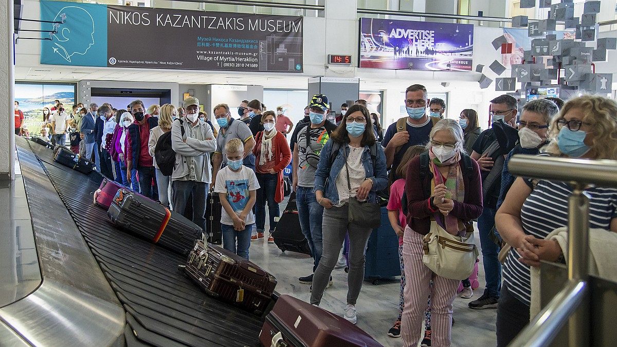 Επιβάτες πτήσης από το Ανόβερο περιμένουν τις αποσκευές τους στο αεροδρόμιο «Νίκος Καζαντζάκης» στο Ηράκλειο, Κρήτης. 