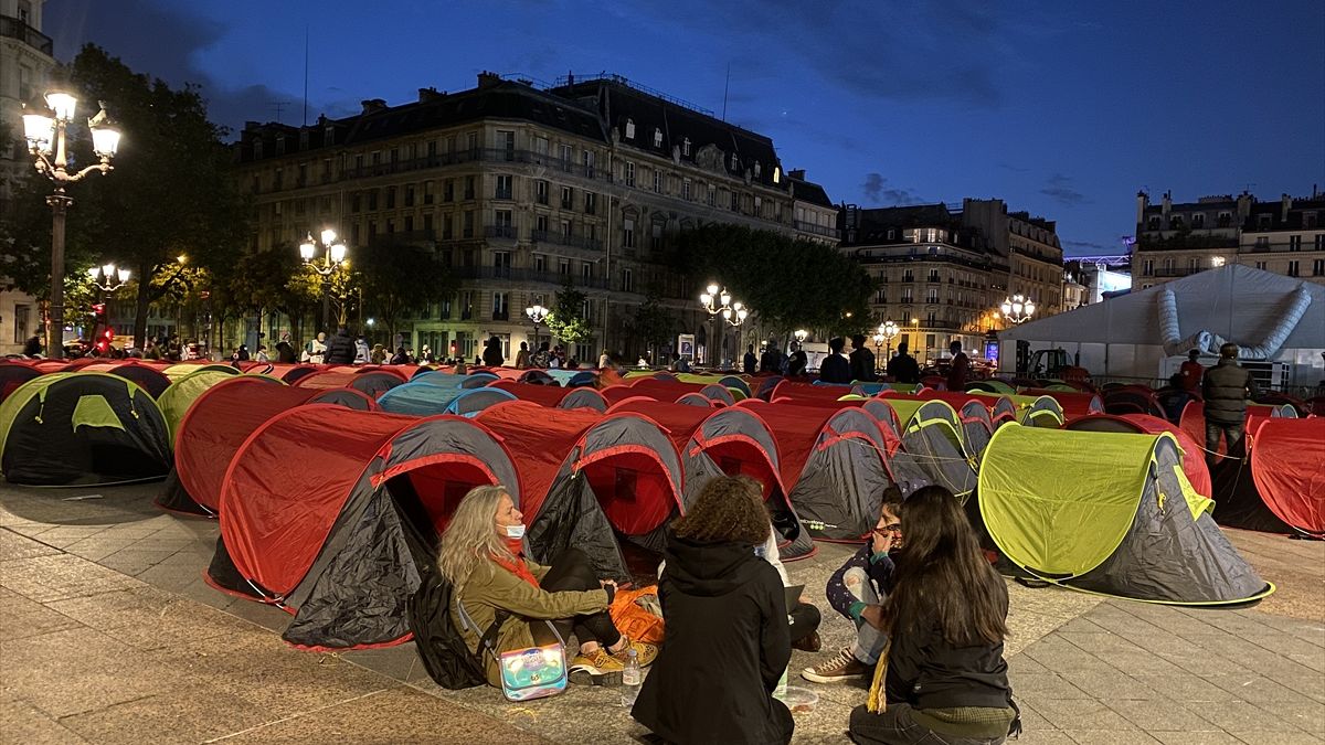 Paris'te düzensiz göçmenler 'acil barınma' talebiyle belediye binası önünde kamp kurdu