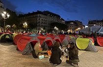 Paris'te düzensiz göçmenler 'acil barınma' talebiyle belediye binası önünde kamp kurdu
