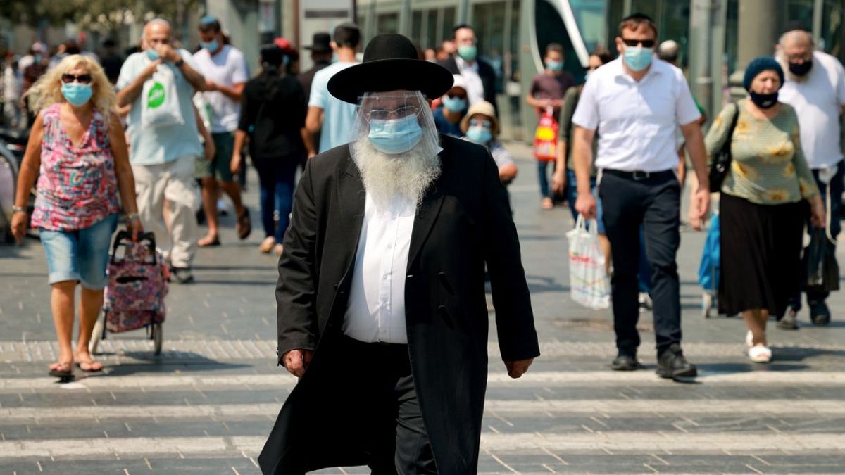 İsrail'de kapalı alanlarda maske zorunluğu getirildi