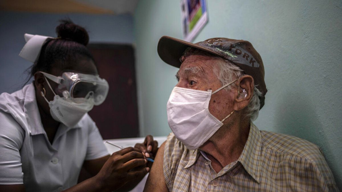 مواطن يتلقى جرعة من لقاح "أبدالا" الكوبي في مكتب الأطباء في ألامار، ضواحي هافانا في كوبا، الجمعة 14 مايو 2021. 