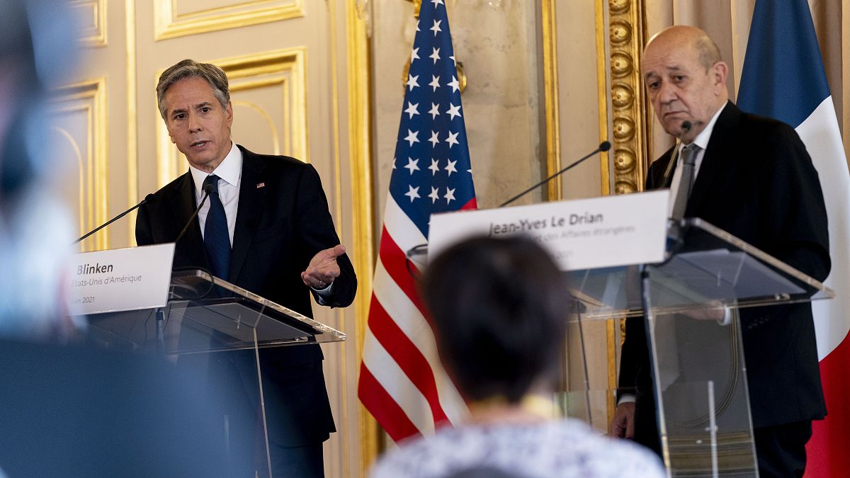 وزير الخارجية الأميركي أنتوني بلينكن في مؤتمر صحافي مشترك مع نظيره الفرنسي جان إيف لودريان