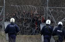 سياج حدودي يفصل بين الشرطة اليونانيين ومهاجرين يحاولون دخول اليونان من تركيا على الحدود في كاستاني. 2020/03/04