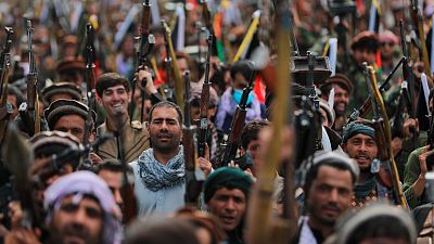 Von der Regierung organisiert: Taliban in Herat geben Waffen ab