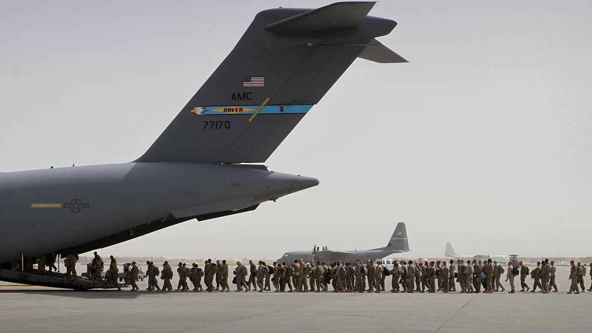 Afganistan'daki görev süreleri dolan ABD'li askerler başkent Kabil yakınlarındaki Bagram Hava Üssü'nü kullanarak ülkeden ayrılırken