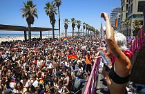 Bei Massenveranstaltungen wie der Gay Pride in Tel Aviv sollten Masken auch draußen getragen werden.