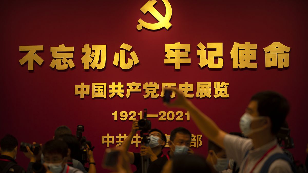 شعار "الالتزام بطموحنا الأصلي ومهمتنا التأسيسية" في متحف الحزب الشيوعي الصيني الذي افتتح حديثًا في بكين.