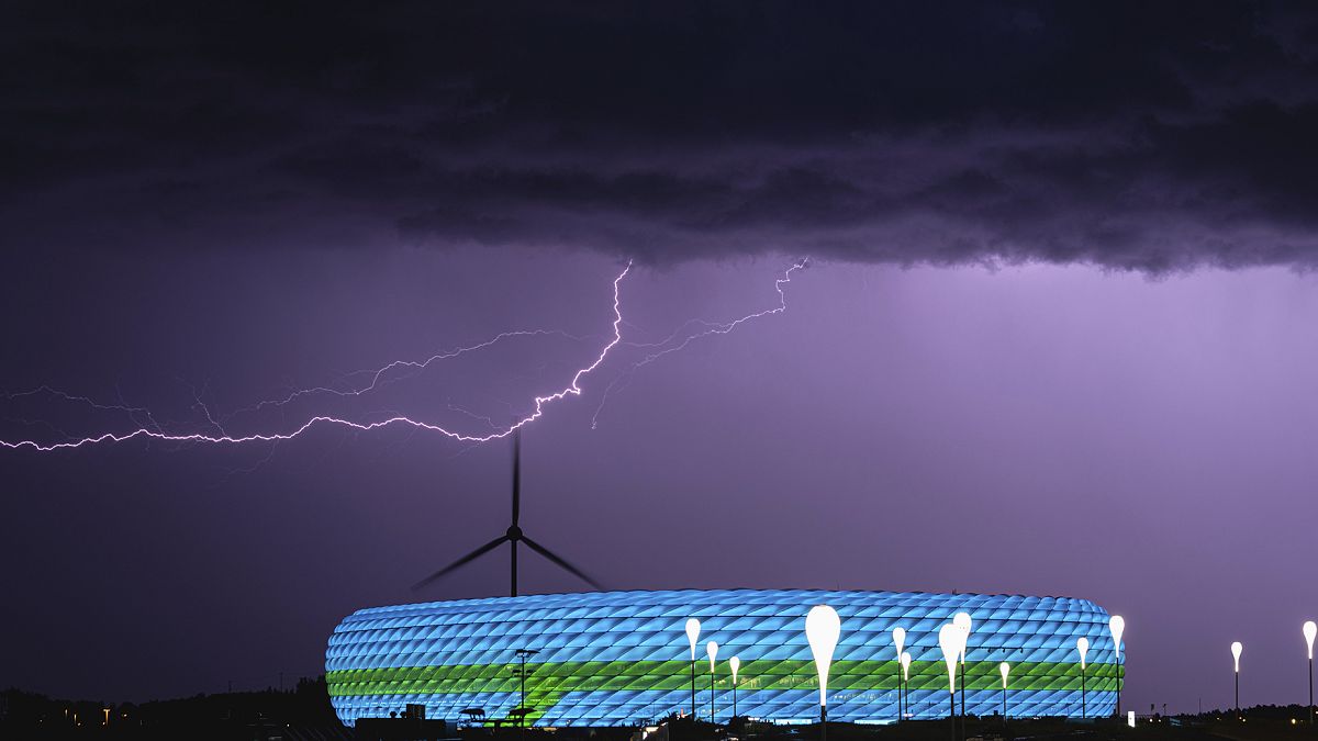 UEFA, Münih Belediyesi'nin Allianz Arena Stadı'nı gökkuşağı renkleri ile aydınlatmasına izin vermedi