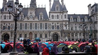 مهاجرون ينصبون 250 خيمة أمام بلدية باريس