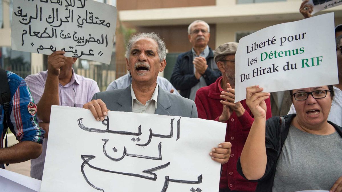 أنصار "حراك الريف" في المغرب يحملون لافتات ويرددون شعارات خارج محكمة استئناف الدار البيضاء، 17 أكتوبر/ تشرين الأول 2017