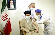İran dini lideri Ali Hamaney, canlı yayında yerli Covid-19 aşısı oldu.