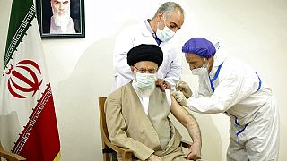İran dini lideri Ali Hamaney, canlı yayında yerli Covid-19 aşısı oldu.