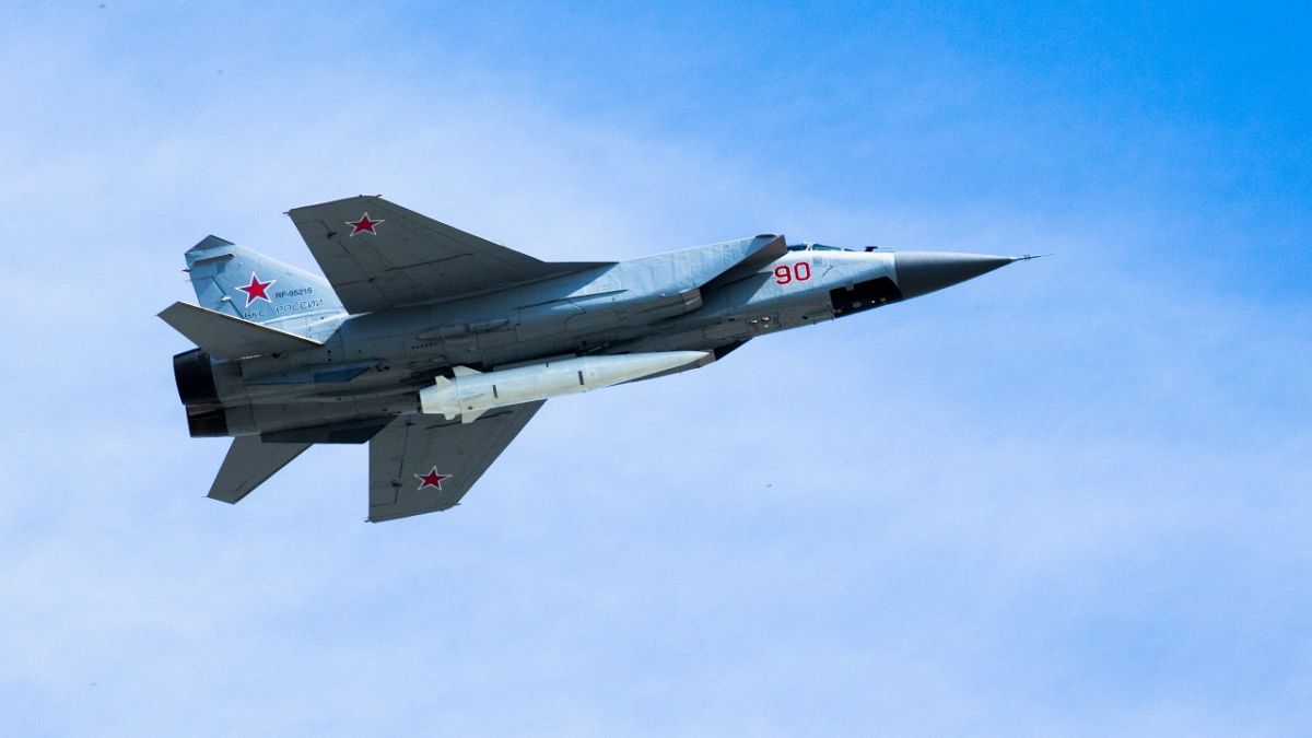 طائرة روسية من طراز ميغ-31 تحمل صاروخًا باليستيًا جويًا عالي الدقة تفوق سرعته سرعة الصوت. 
