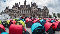 250 homeless foreigners camp in front of Paris City Hall