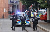 Policiers sur les lieux de l'attaque qui s'est produite à Wurtzbourg, en Allemagne, le 25 juin 2021