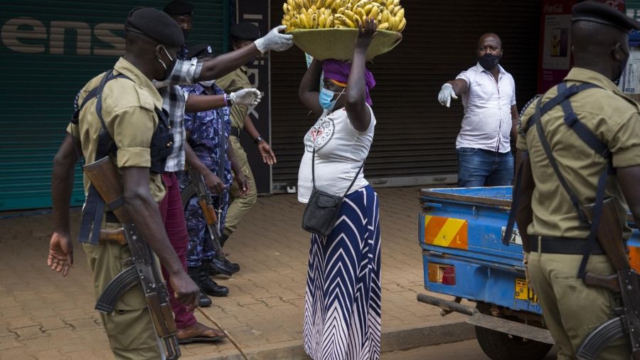 La police ougandaise arrête des centaines de personnes pour violation des règles  anti-Covid | Africanews