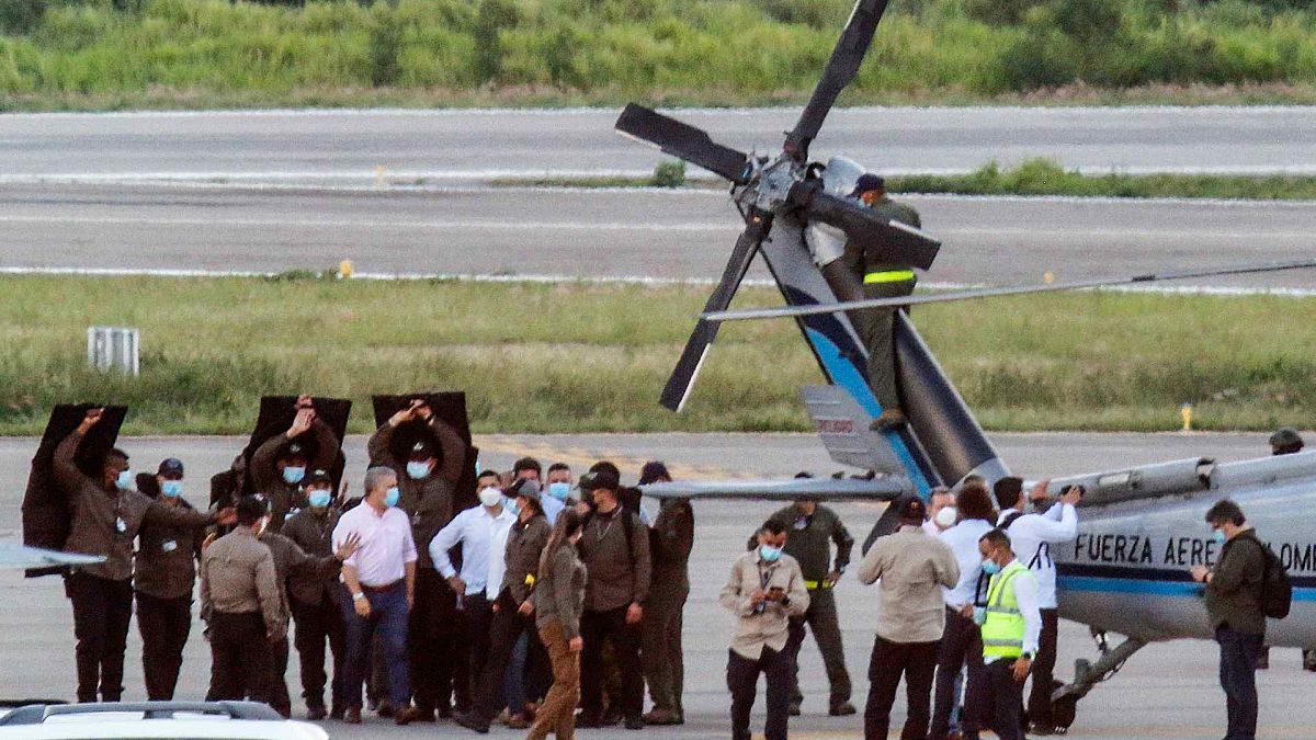 الرئيس الكولومبي إيفان دوكي يسير محاطًا بحراسه الشخصيين بالقرب من المروحية الرئاسية في مدرج مطار كاميلو دازا الدولي بعد أن تعرضت لإطلاق نار في كوكوتا، كولومبيا، 25 يونيو 2021