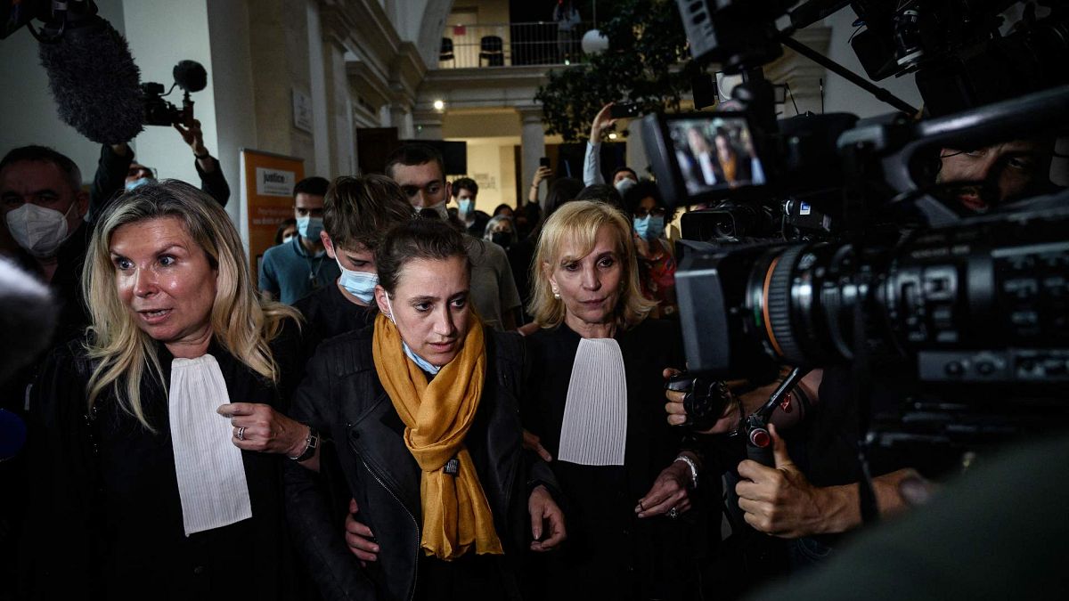 تغادر فاليري باكو محكمة شالون سور ساون، في حضن الأقارب والمحامين، وسط شرق فرنسا، 25 يونيو 2021
