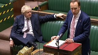 رئيس الوزراء البريطاني بوريس جونسون يستمع لوزير الصحة مات هانكوك وهو يتحدث عن مستجدات كوفيد-19 في مجلس النواب، لندن، 26 نوفمبر 2020