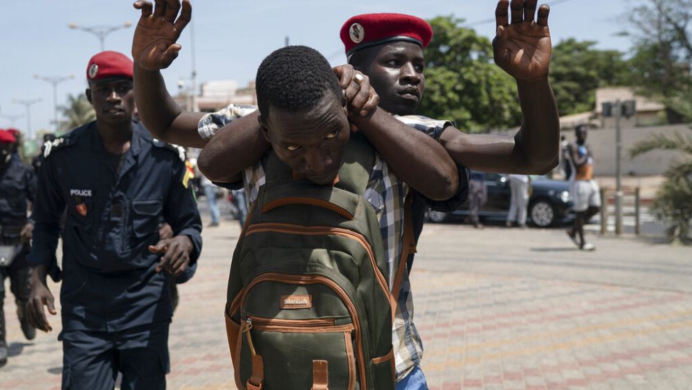 Clashes at Dakar protest against anti-terror thumbnail