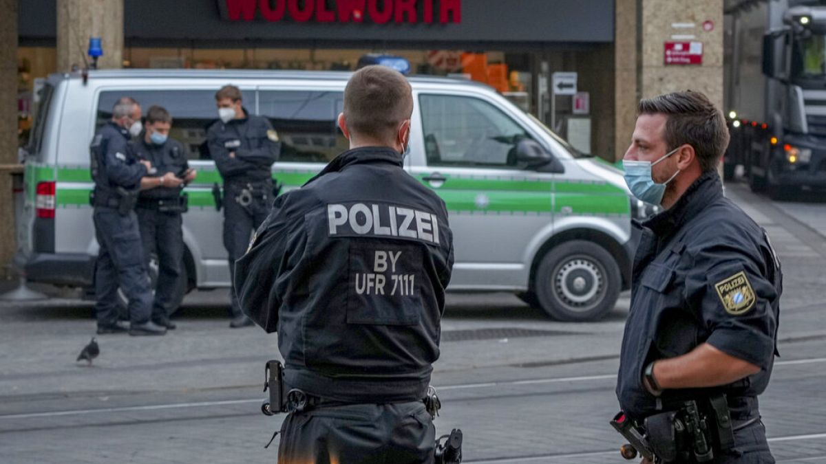Rendőrök a würzburgi késes támadás után a belvárosban, 2021. június 26.