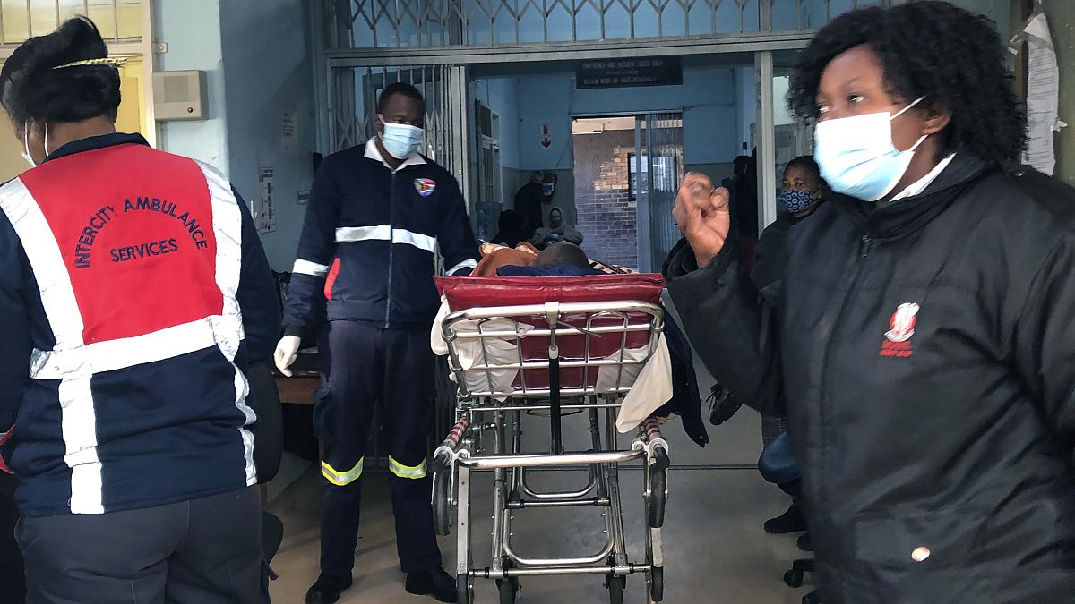 مصاب بكورونا في إحد مستشفيات جنوب إفريقيا 