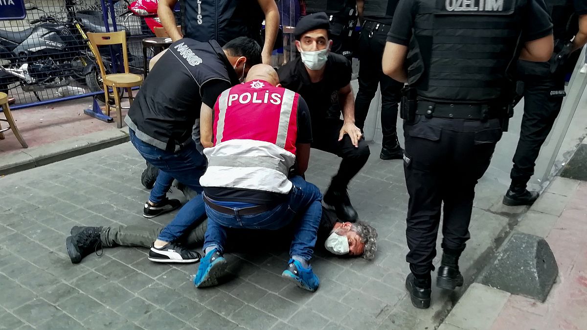 Taksim'de gözaltına alınan AFP muhabiri