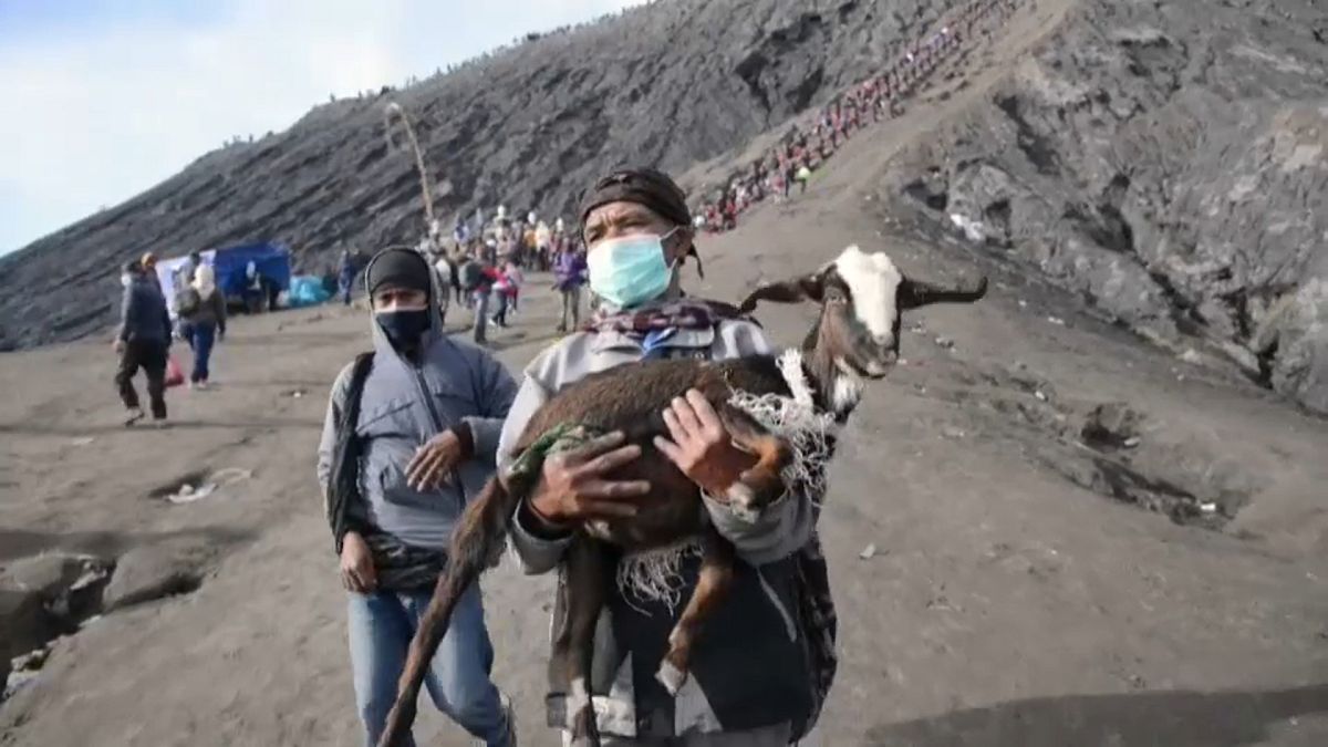 الآلاف يتسلقون بركانا لتقديم الأضاحي في طقوس تقليدية إندونيسية
