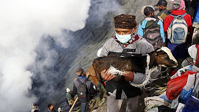 Un hombre hace una ofrenda en el cráter del Monte Bromo
