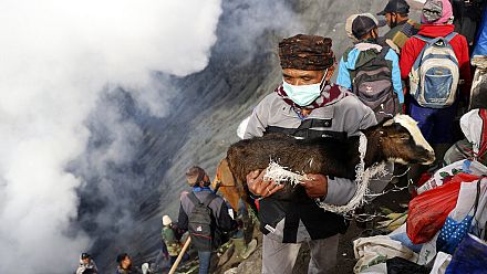 Thousands climb Indonesian volcano for ritual sacrifice