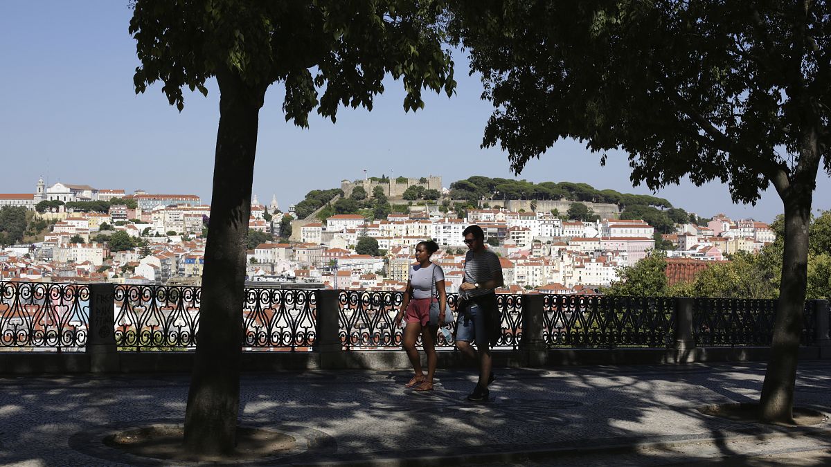 Einer der beliebtesten Aussichtspunkte in der Altstadt von Lissabon am vergangenen Freitag. Andrang sieht anders aus