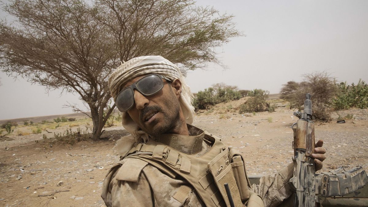 مقاتل يمني موال للقوات الحكومية بالقرب من مأرب