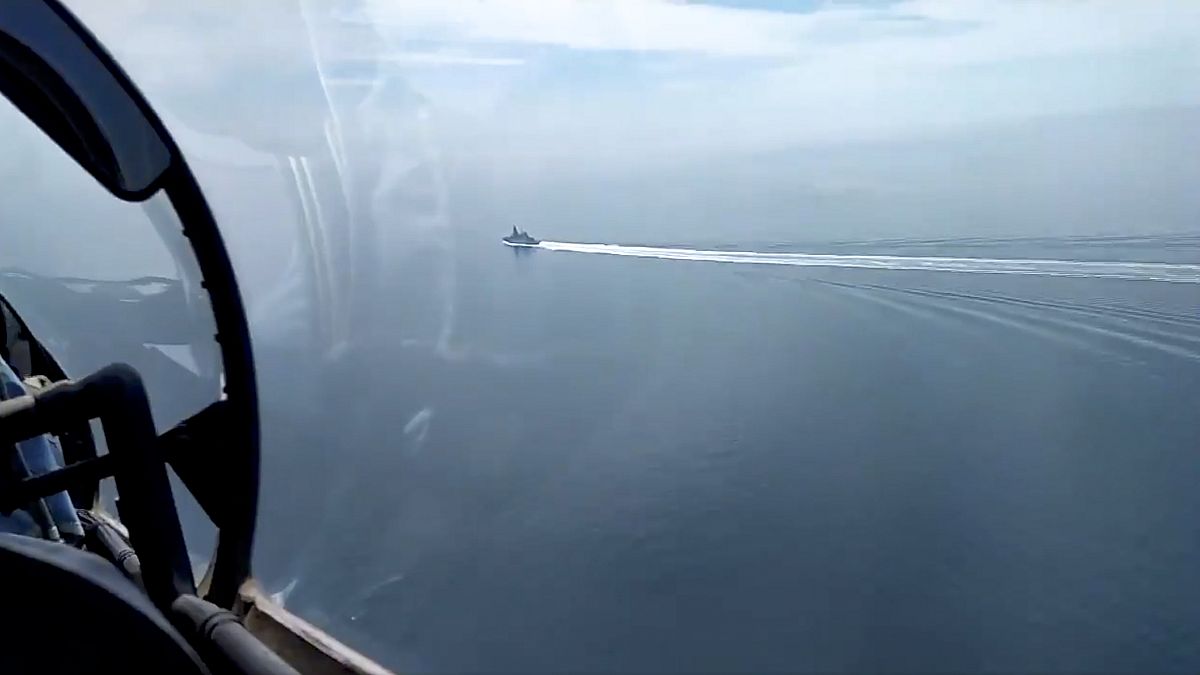 صورة نشرتها وزارة الدفاع الروسية للمدمرة البريطانية إتش إم إس ديفندر خلال عبورها بجانب القرم 