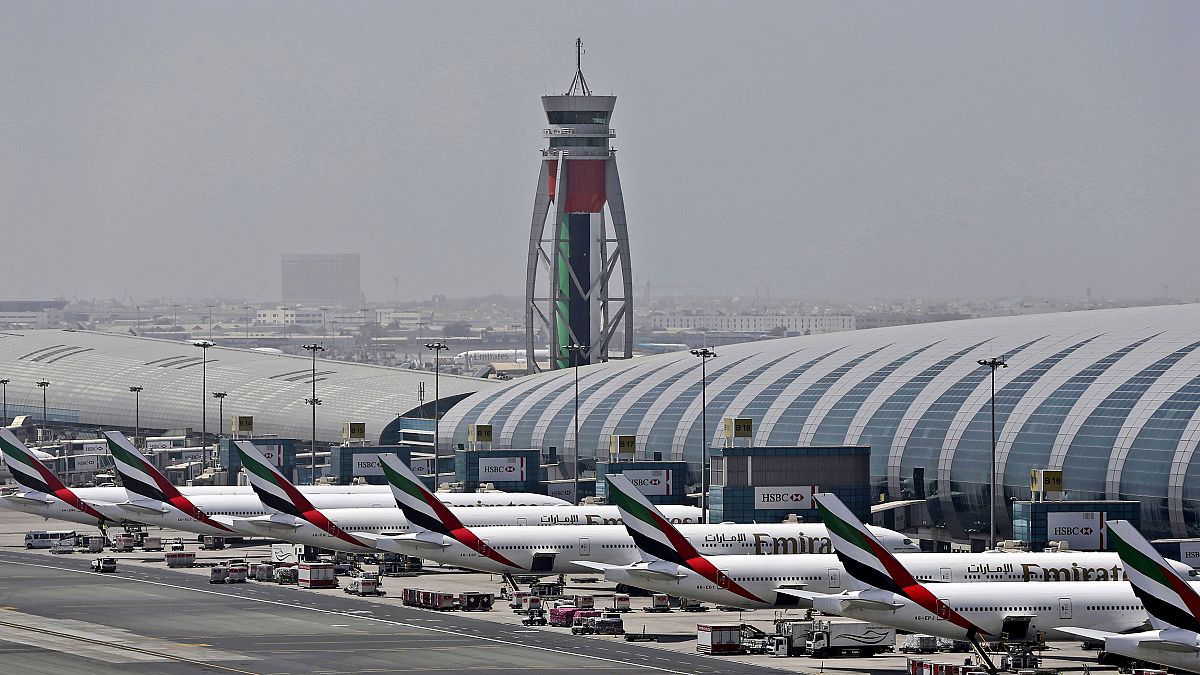 صورة لطائرات في مطار دبي 