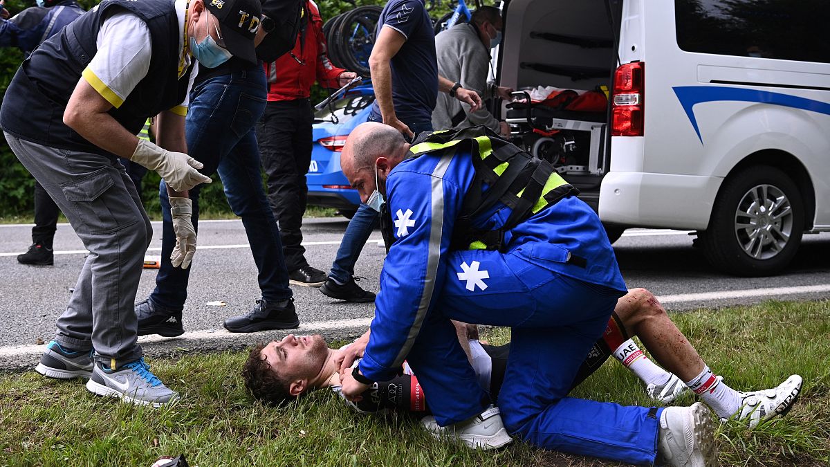 Der Fahrer Marc Hirschi wird nach seinem Sturz medizinisch behandelt.